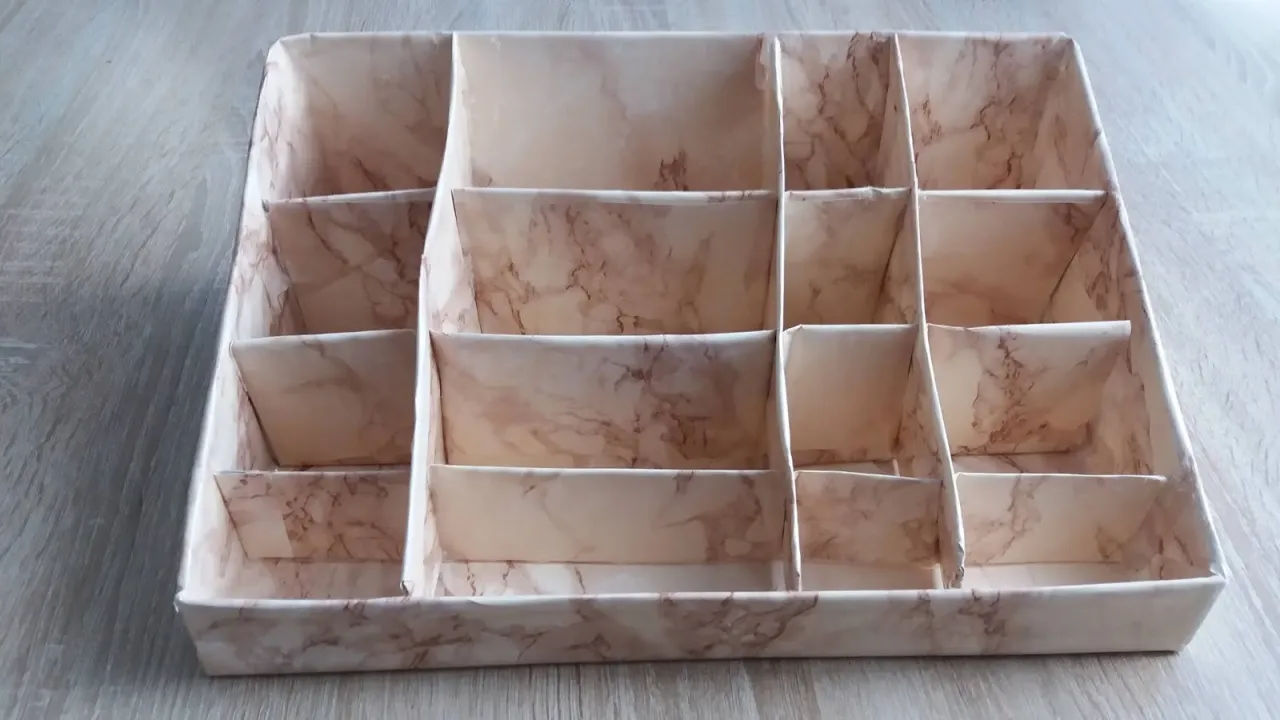 Zdjęcie Jak stworzyć organizer na kosmetyki DIY, który zaoszczędzi miejsce
