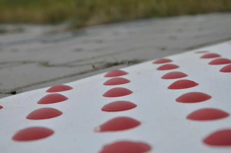 Zdjęcie Pasy ostrzegawcze dla niewidomych: Jak poprawić bezpieczeństwo w przestrzeni publicznej