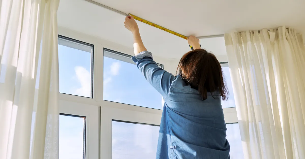 Zdjęcie Jaką szerokość firanki na karnisz 160 cm wybrać dla idealnego efektu?