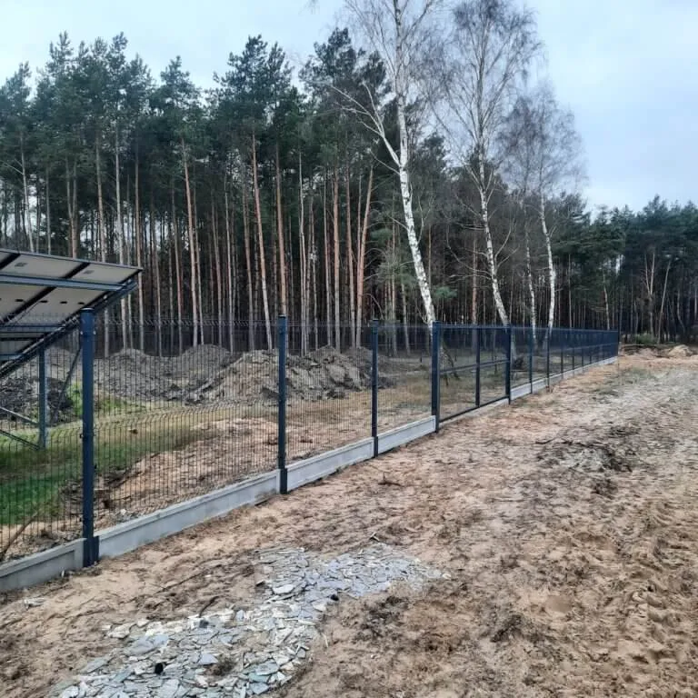 Zdjęcie Jak zrobić ogrodzenie na pochyłym terenie – uniknij kosztownych błędów