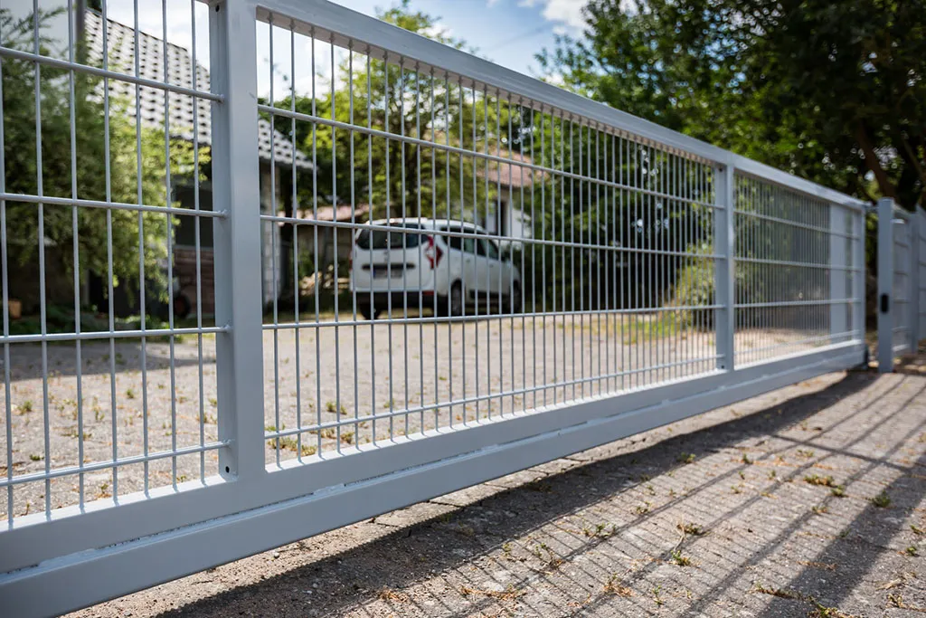 Zdjęcie Jaka brama do ogrodzenia panelowego - uniknij kosztownych błędów