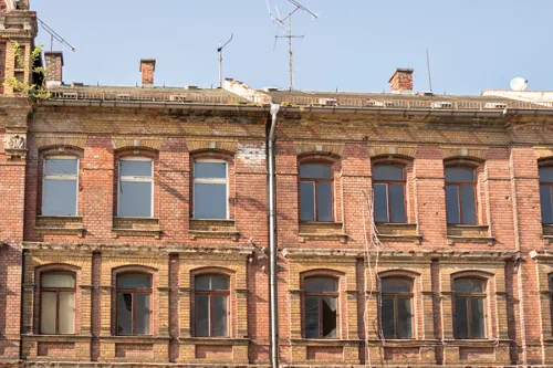 Zdjęcie Co to są budynki pozostałe? Przykłady i ich znaczenie w prawie