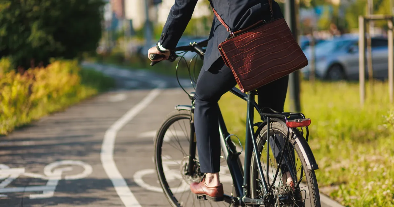 Zdjęcie Rowerem po chodniku: kiedy legalnie, a kiedy grozi mandat?