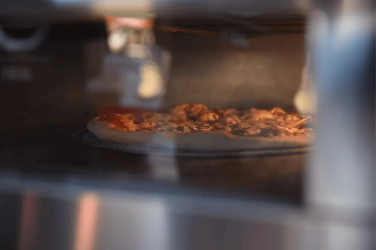 Zdjęcie Jak długo piec pizzę, aby uzyskać idealną chrupkość i smak?