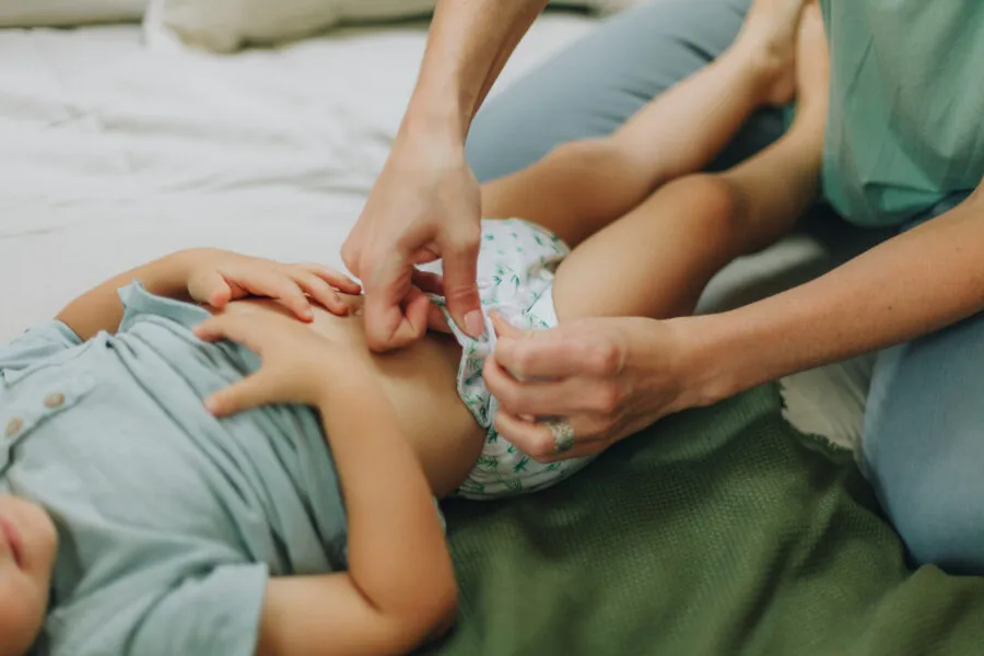 Zdjęcie Jak zakładać pieluchę tetrową - uniknij przecieków i zapewnij komfort dziecku