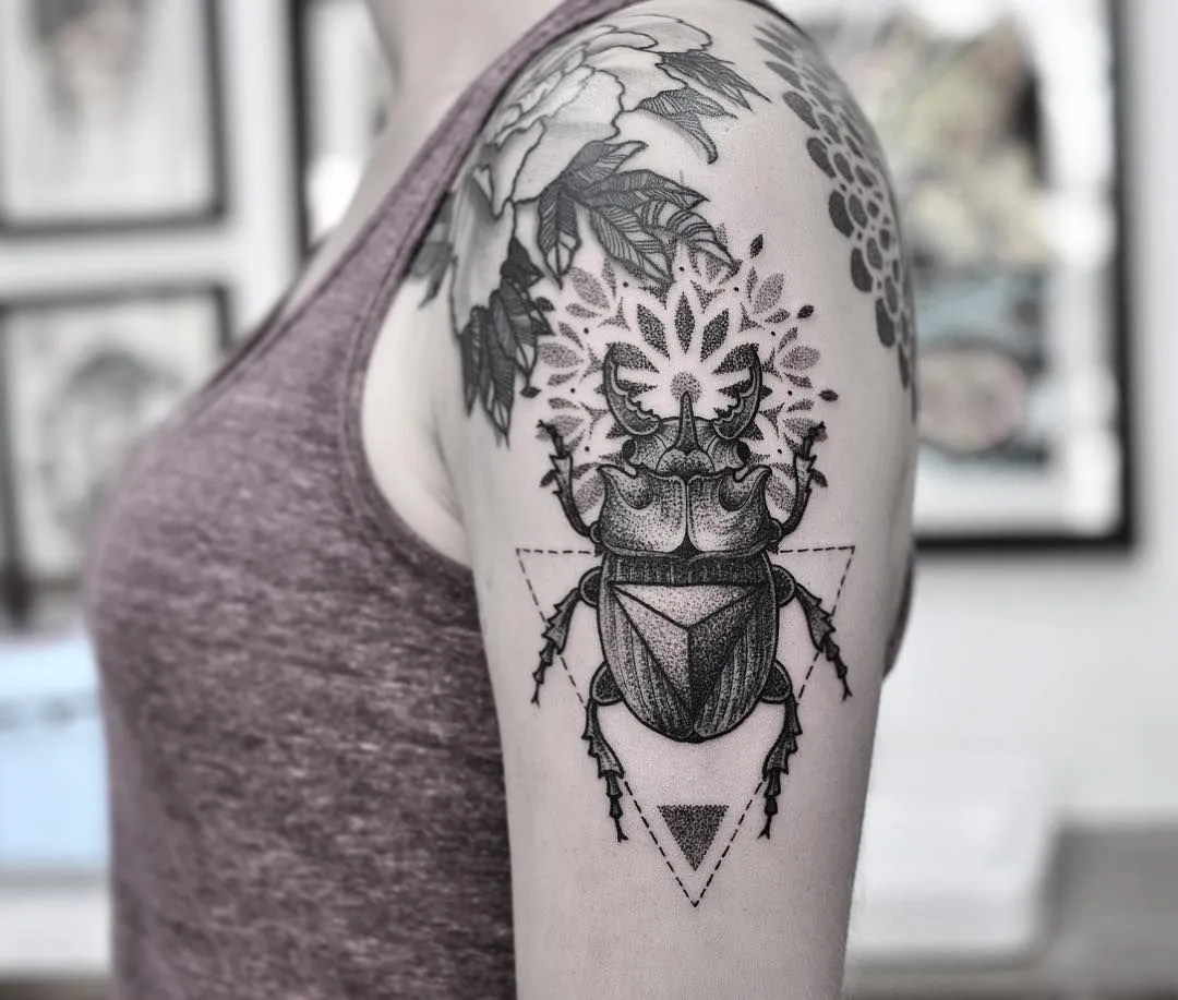 Zdjęcie Tatuaż żuk znaczenie - odkryj głębokie symbole i ich historię