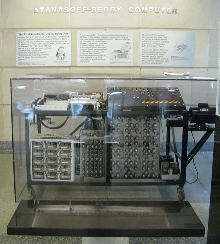 Zdjęcie Kto wynalazł komputer? Poznaj historię i kluczowe postacie rozwoju technologii