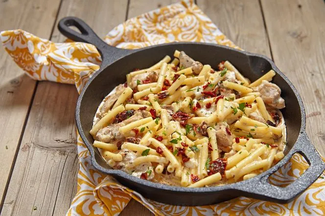 Zdjęcie Penne z kurczakiem i suszonymi pomidorami - prosty przepis na obiad