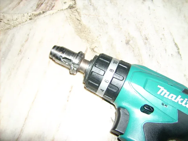 Zdjęcie Jak włożyć wiertło do wkrętarki Makita i uniknąć powszechnych błędów