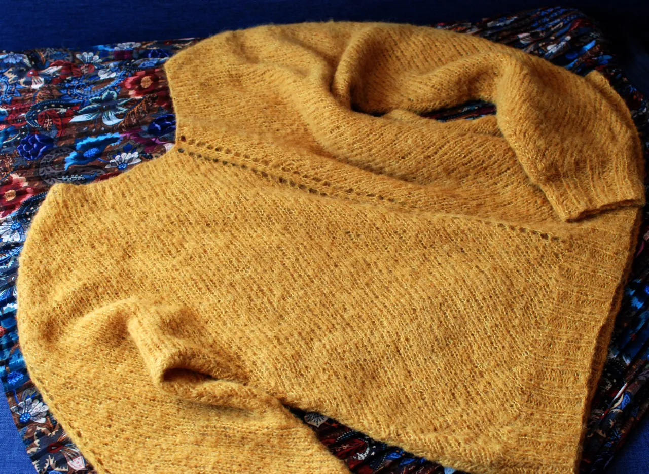 Zdjęcie Jak zwęzić sweter robiony na drutach, aby idealnie pasował