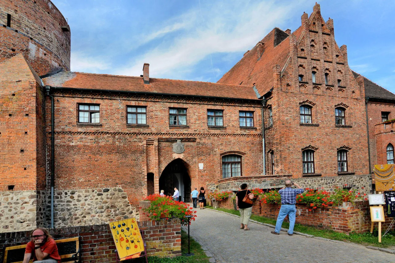 Zdjęcie Zamek w Pęzinie - tajemnice historii i atrakcje do odkrycia