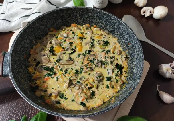 Zdjęcie Sos pieczarkowy: Z czym podawać? 30+ pomysł&oacute;w na każde danie!