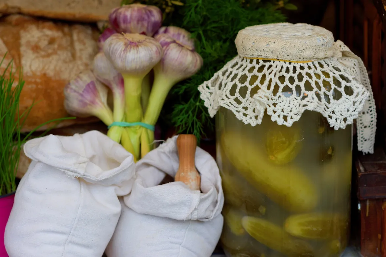 Zdjęcie Ile soli na litr do ogórków kiszonych, by uzyskać idealny smak?