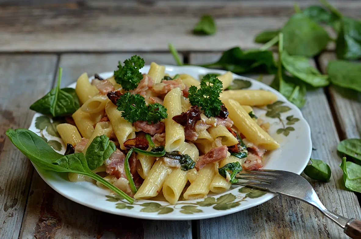 Zdjęcie Makaron penne ze szpinakiem i suszonymi pomidorami w 15 minut