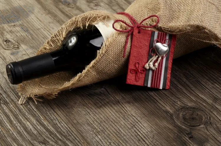 Zdjęcie Jak zapakować wino na prezent ślubny, by zachwycić nowożeńców