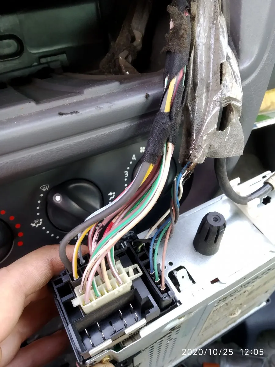 Zdjęcie Gdzie jest sterownik centralnego zamka w Renault Kangoo? Oto odpowiedź!