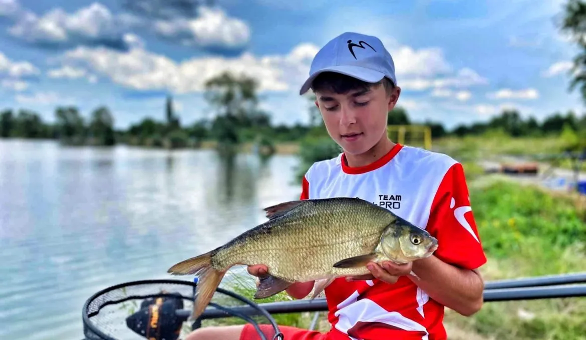 Zdjęcie Jaki spławik na leszcza? Sprawdź, by nie stracić ryby!