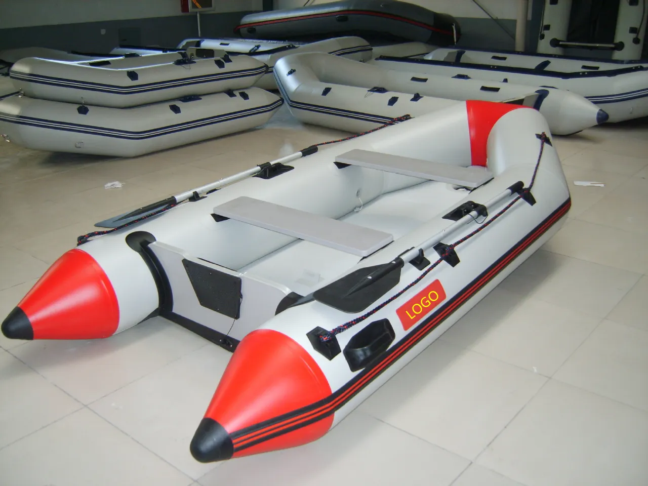 Zdjęcie Schlauchboot mit Motor: Flexible Freizeitgestaltung ohne Stress