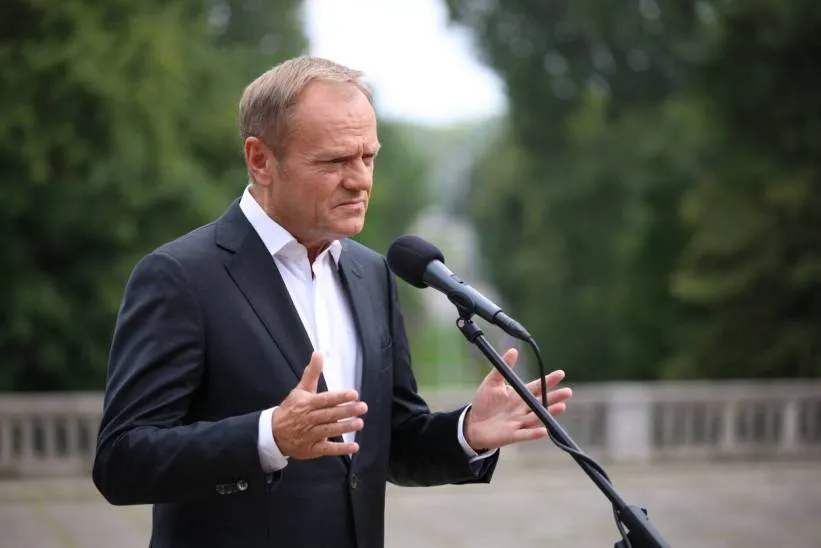 Zdjęcie Co Polacy myślą o Tusku? Opinie i kontrowersje w polityce