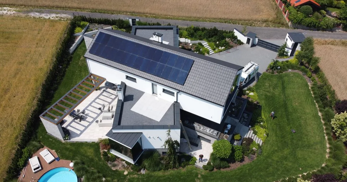 Zdjęcie Ile prądu wyprodukuje elektrownia fotowoltaiczna 7 kW dziennie? Sprawdź!
