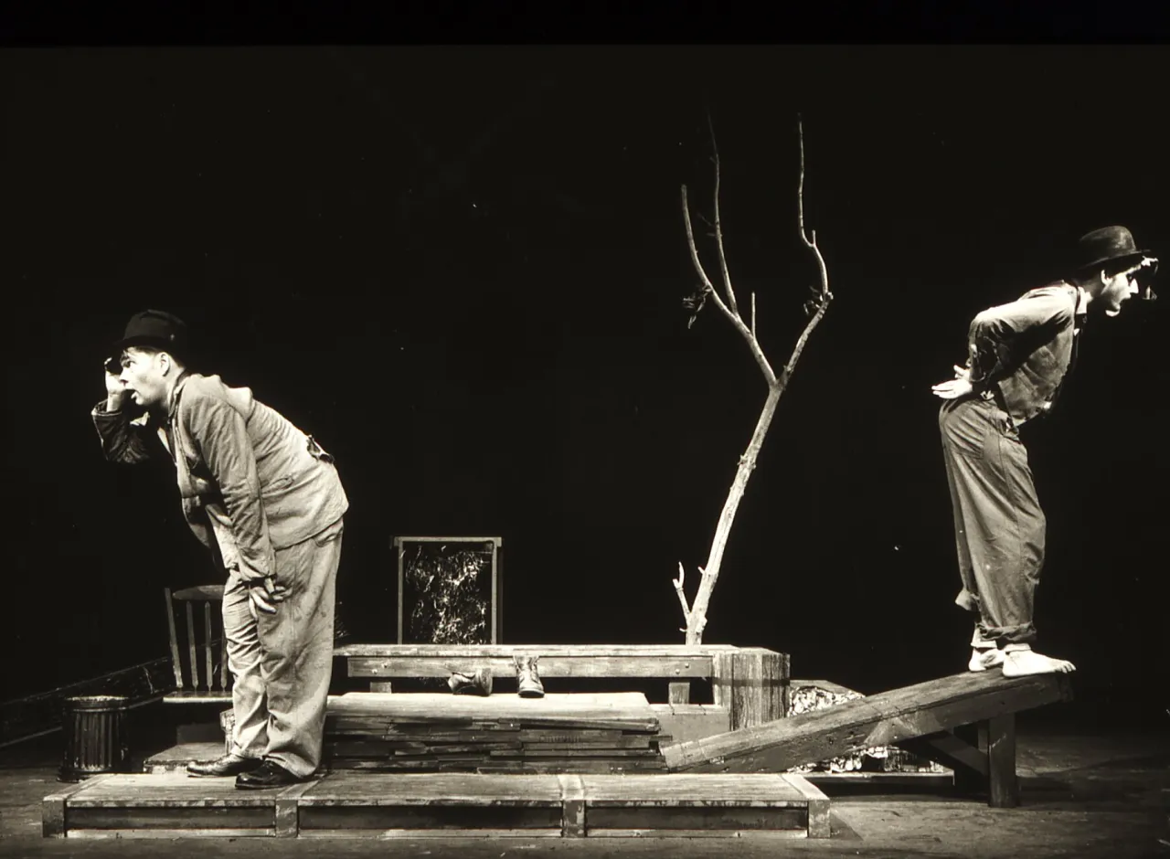 Zdjęcie Teatr absurdu przykłady: odkryj najważniejsze dzieła i ich znaczenie