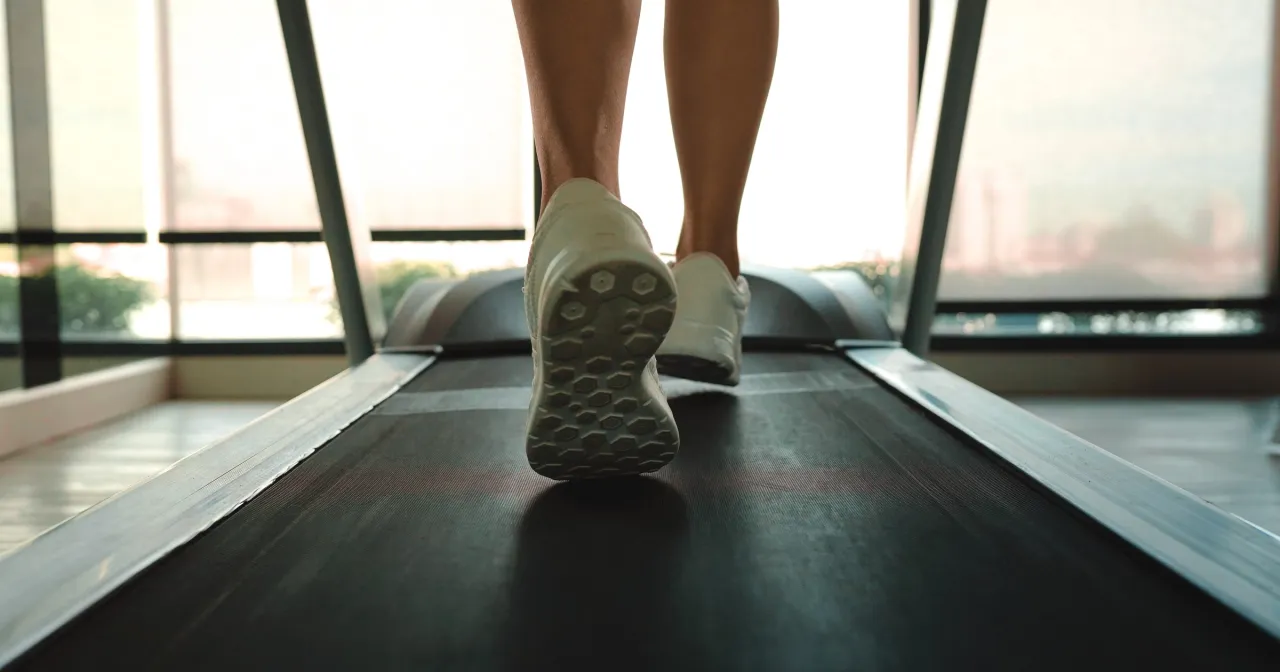 Zdjęcie Jak robić cardio na bieżni: skuteczne techniki dla początkujących