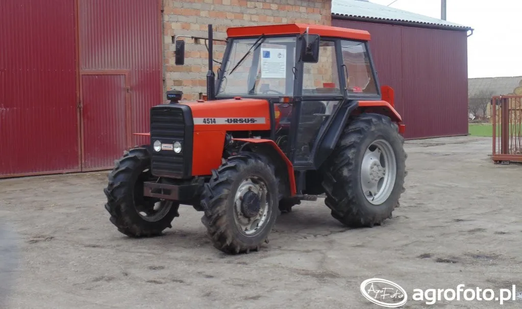 Zdjęcie Ursus 4514 ile ma koni? Moc silnika, specyfikacja i zastosowania w rolnictwie
