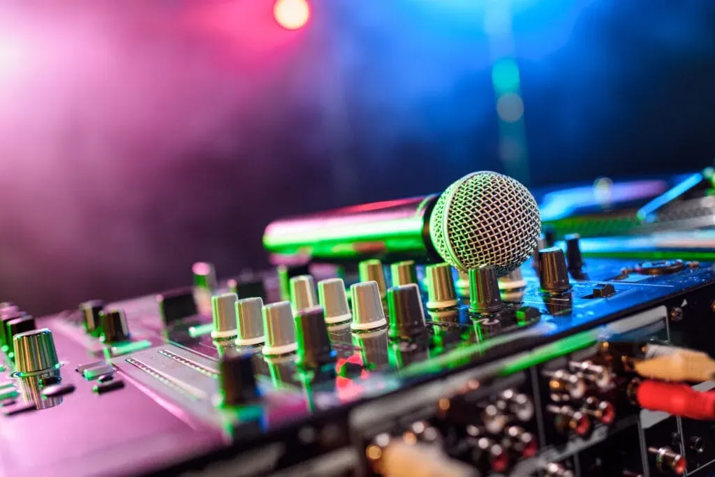 Zdjęcie Ile kosztuje DJ na 40 urodziny? Sprawdź ceny i uniknij wysokich kosztów