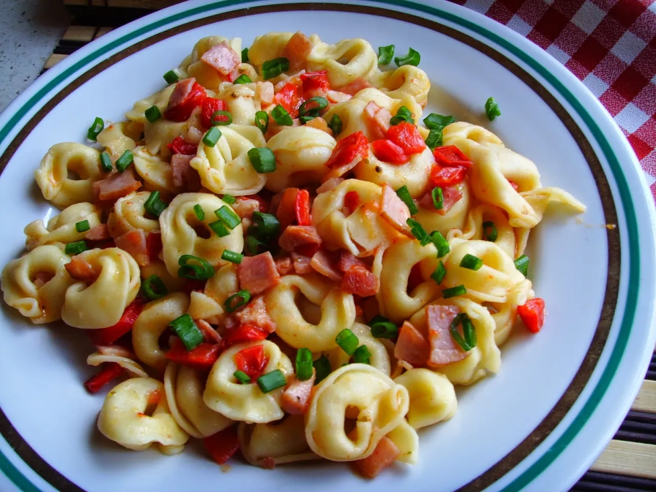 Zdjęcie Czym polać tortellini, aby zaskoczyć smakiem i zachwycić gości