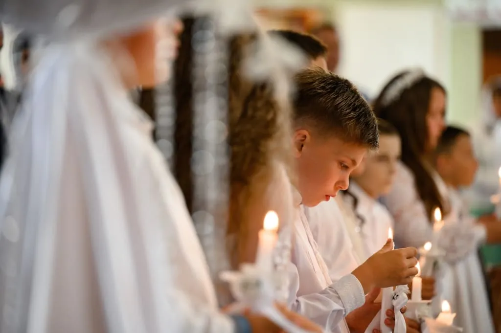 Zdjęcie Ile trwa dzień Komunii? Msza, przyjęcie i cały harmonogram