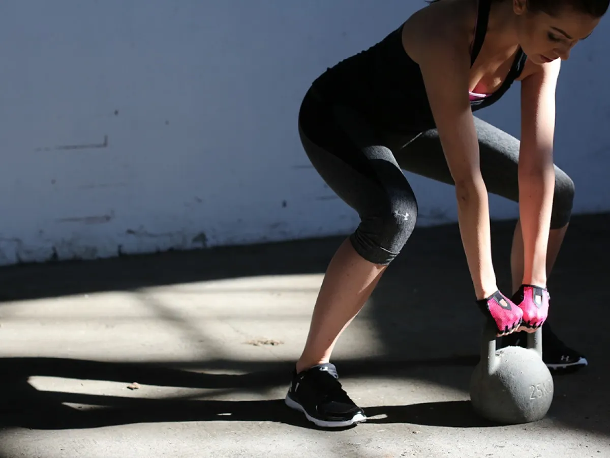 Zdjęcie Co lepsze: CrossFit czy siłownia? Odkryj wady i zalety obu opcji