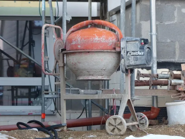 Zdjęcie Skuteczne sposoby na usunięcie betonu z betoniarki bez wysiłku