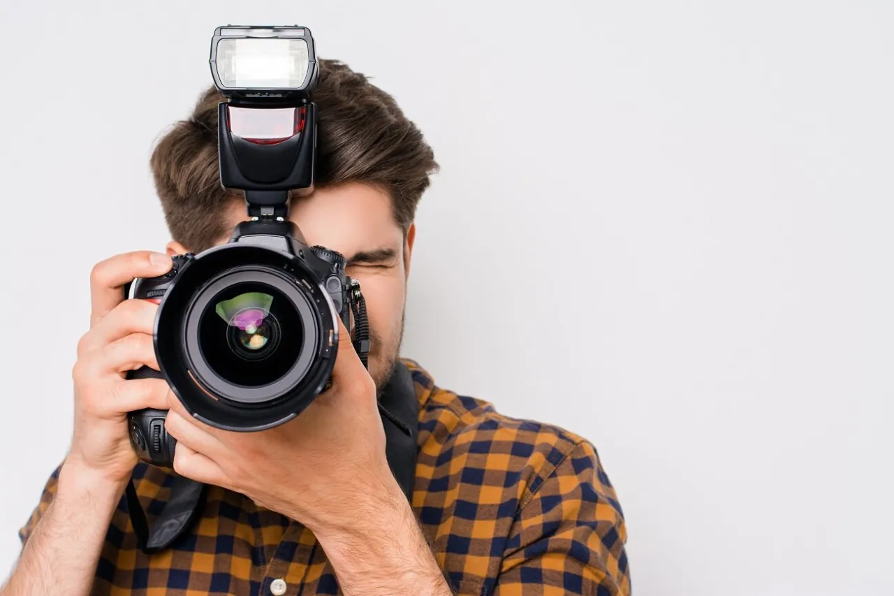 Zdjęcie Poznaj proste sposoby jak fotografować z lampą błyskową - praktyczny poradnik