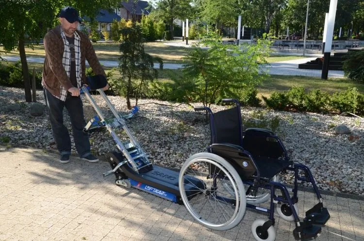 Zdjęcie Bezpieczny transport wózkiem inwalidzkim po schodach - poznaj sprawdzone metody