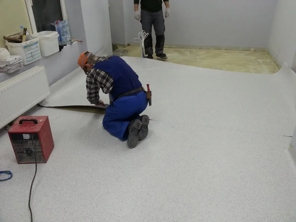 Zdjęcie Jak układać wykładzinę w kostkach: 8 kroków do sukcesu