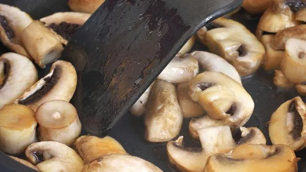 Zdjęcie Czy podsmażyć pieczarki do pizzy, aby uniknąć wodnistego smaku?