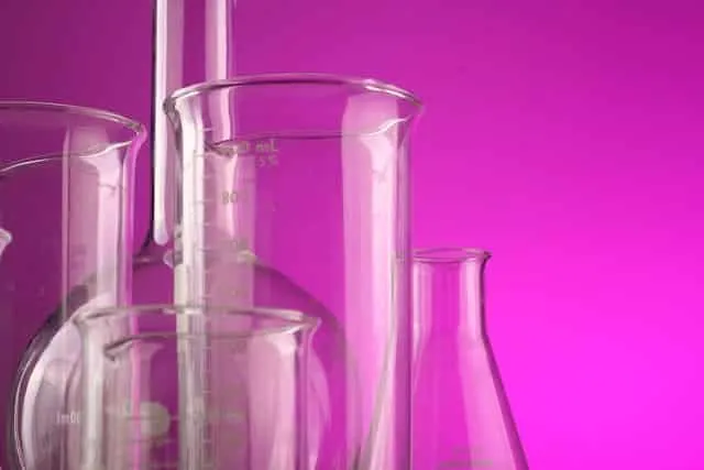 Zdjęcie Do czego służy probówka w laboratorium chemicznym – kluczowe zastosowania
