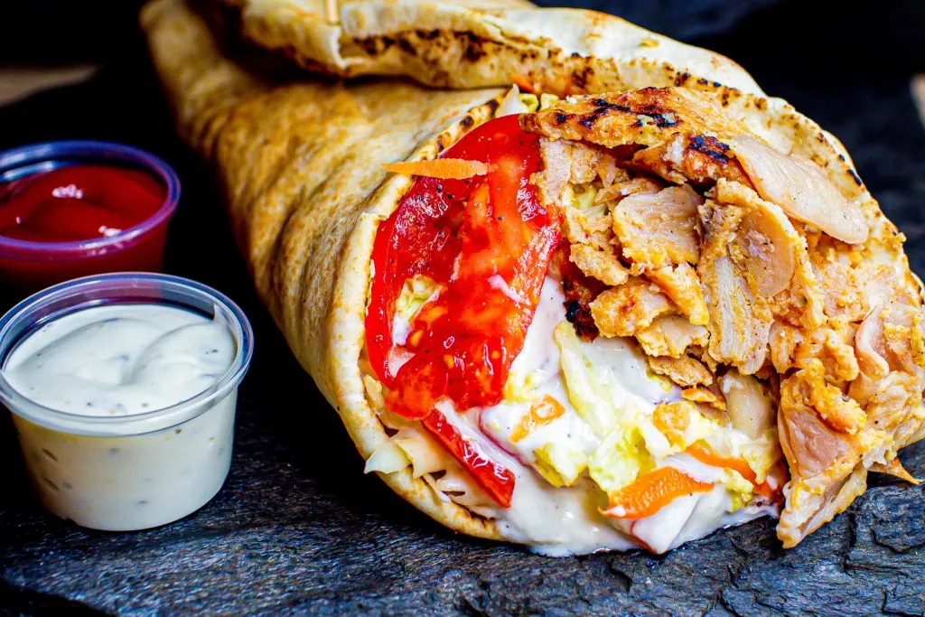 Zdjęcie Ile kosztuje kebab rollo w Żabce - sprawdź ceny i zniżki!