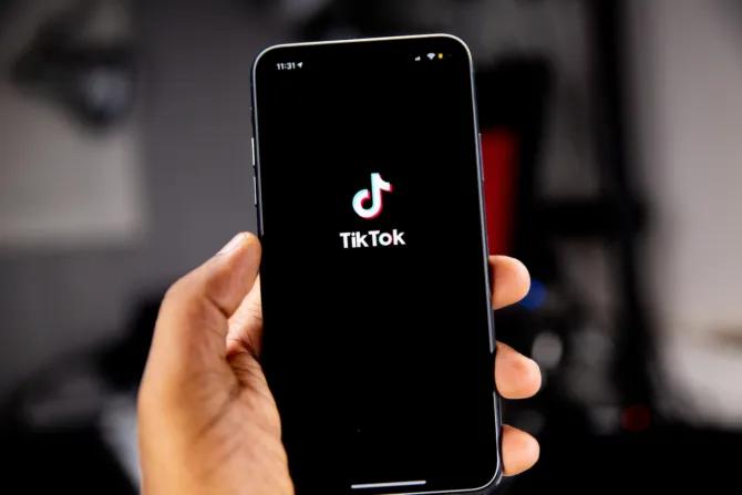 Zdjęcie Bezpieczne ustawienia TikTok dla dorosłych: Jak kontrolować treści i chronić konto