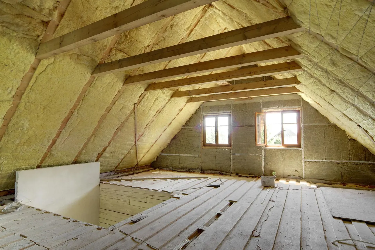 Zdjęcie Jaka izolacja na poddasze? Sprawdź najlepsze materiały i porady