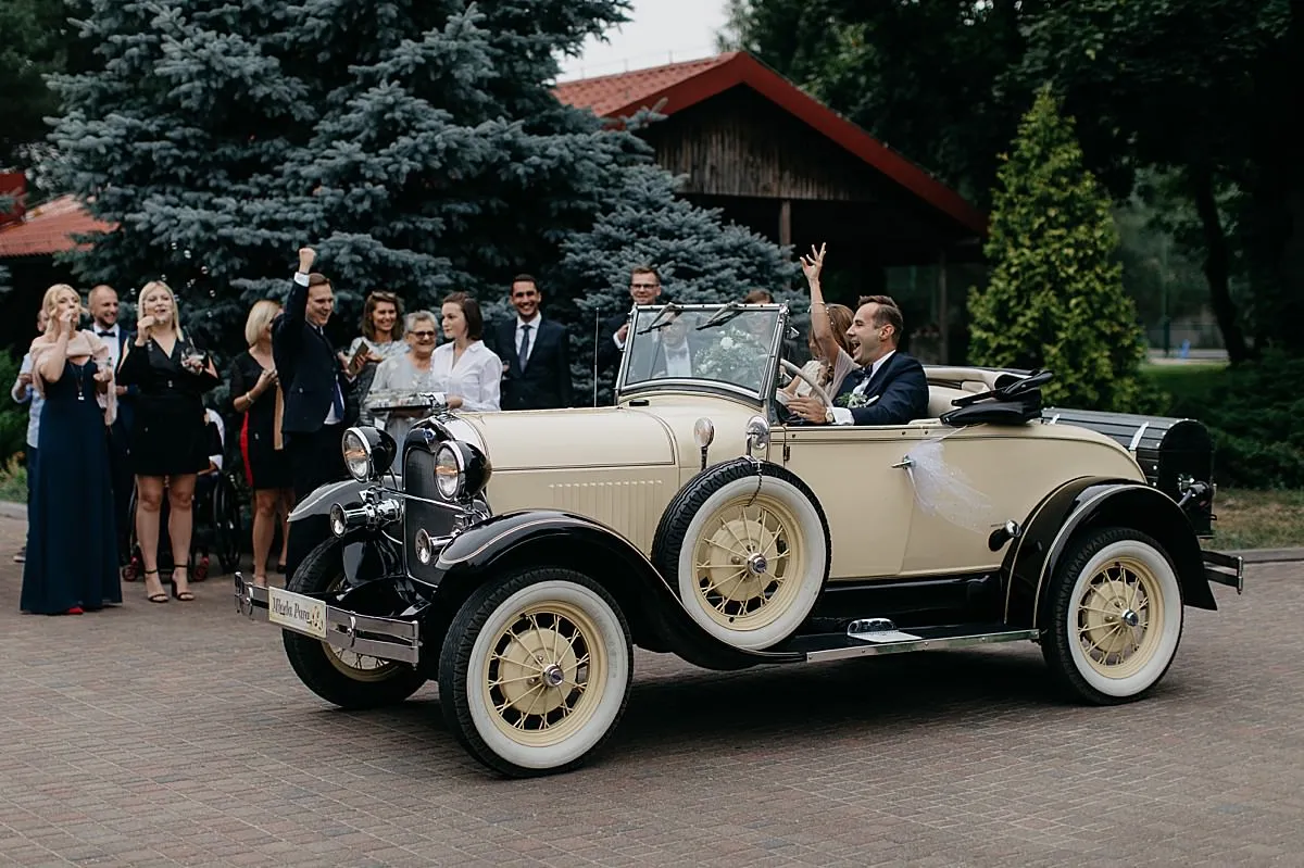 Zdjęcie Jakie auto do ślubu wybrać? Sprawdź eleganckie i budżetowe opcje