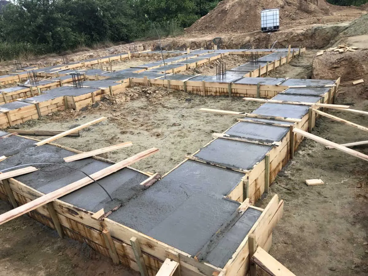 Zdjęcie Jak wykonczyć fundament domu: 8 kluczowych kroków i porad
