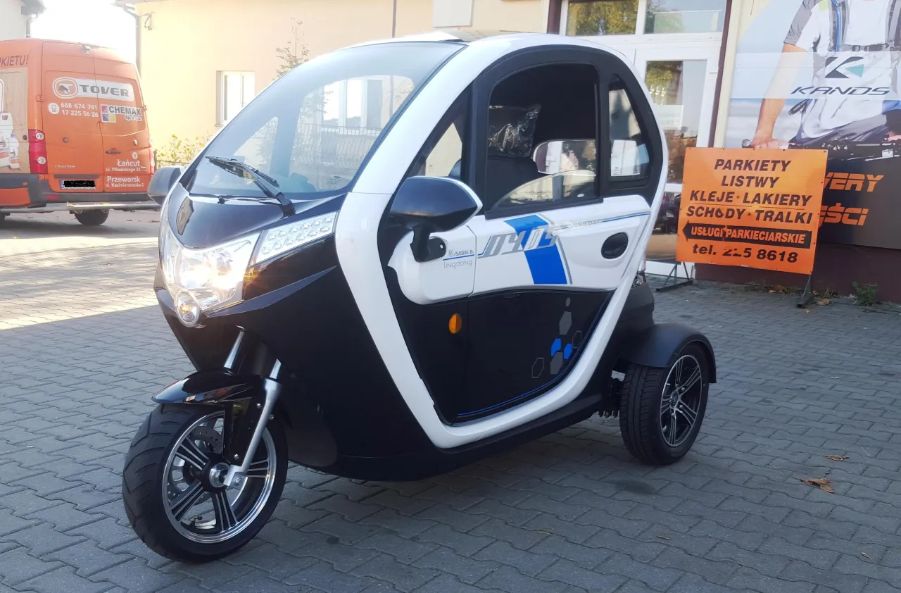 Zdjęcie Motorower trzykołowy: wszystko co musisz wiedzieć przed zakupem pojazdu