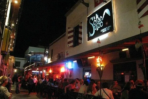 Zdjęcie Descubre el Sótano Suizo Tijuana: Fondue y Chamorro desde 1986