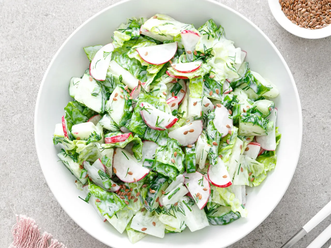 Zdjęcie Sałatki do szaszłyk&oacute;w: Jak dobrać idealną? Przepisy na grilla