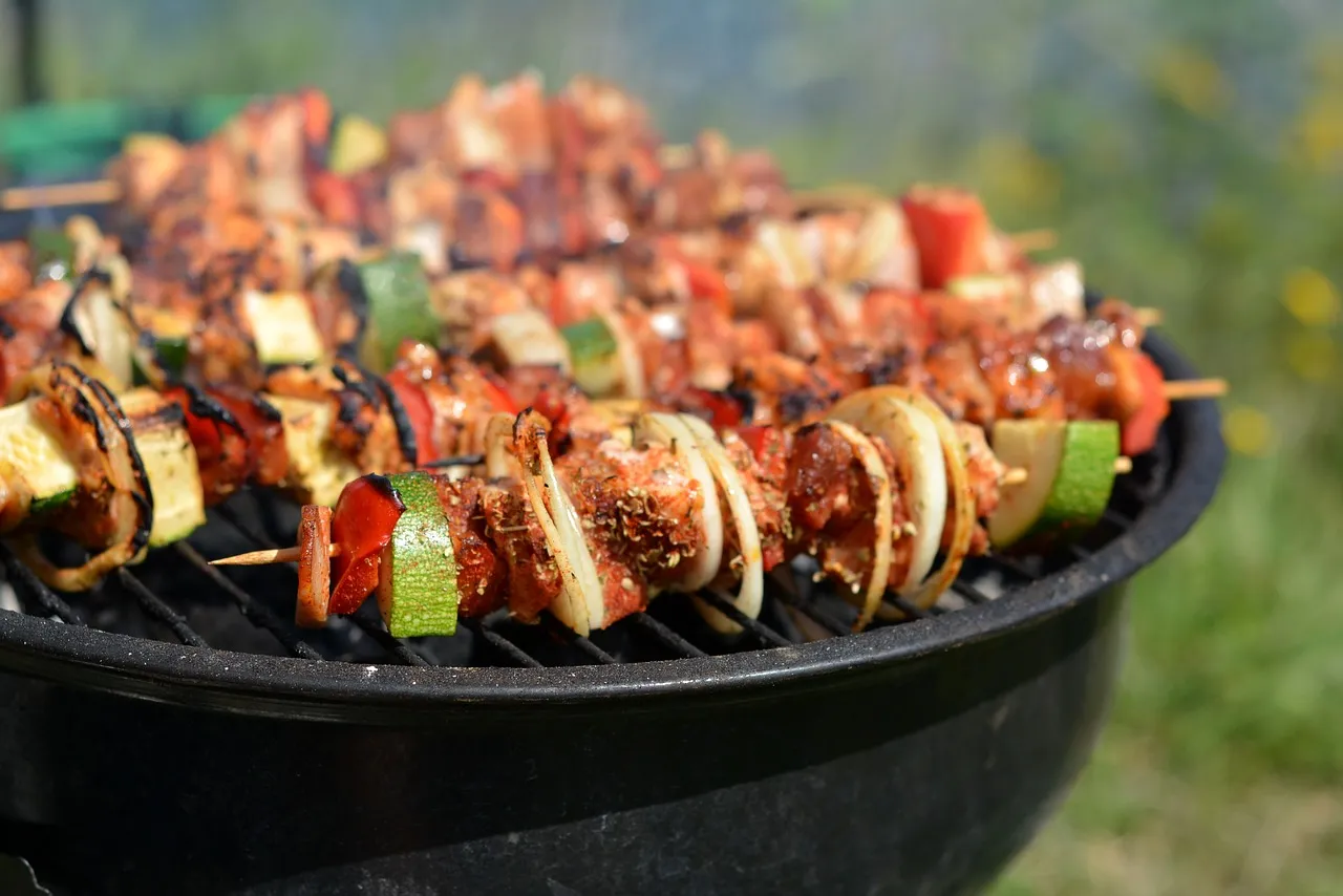 Zdjęcie Najlepsze przepisy na grill na majówkę – smaczne potrawy i porady