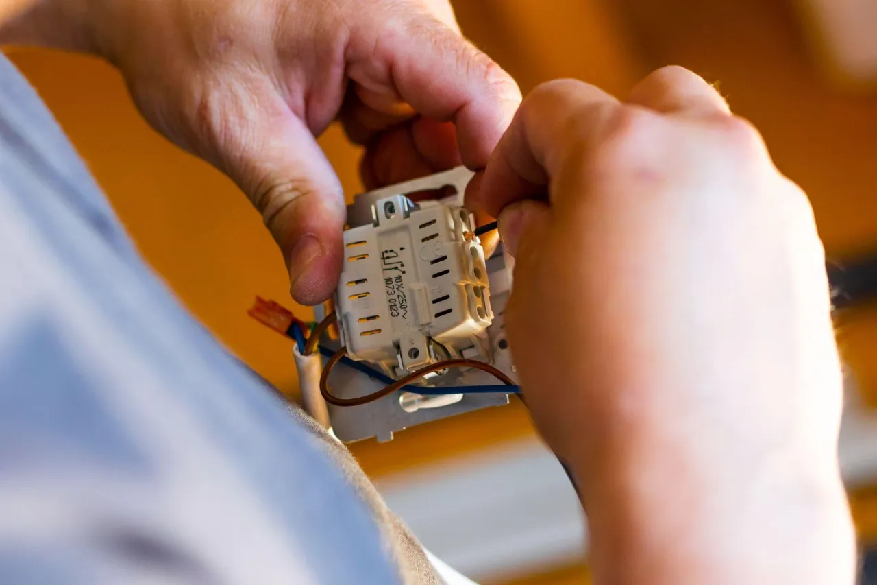 Zdjęcie Ile kosztuje elektryka w domu 100m2? Sprawdź, co wpływa na cenę