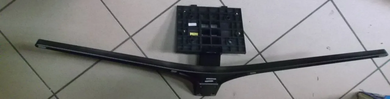 Zdjęcie Jak zamontować nóżki do telewizora Samsung - uniknij błędów montażowych