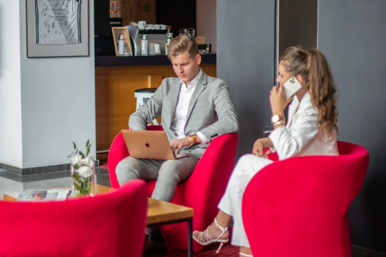 Zdjęcie Jakie buty wybrać do chodzenia po hotelu, by czuć się komfortowo?