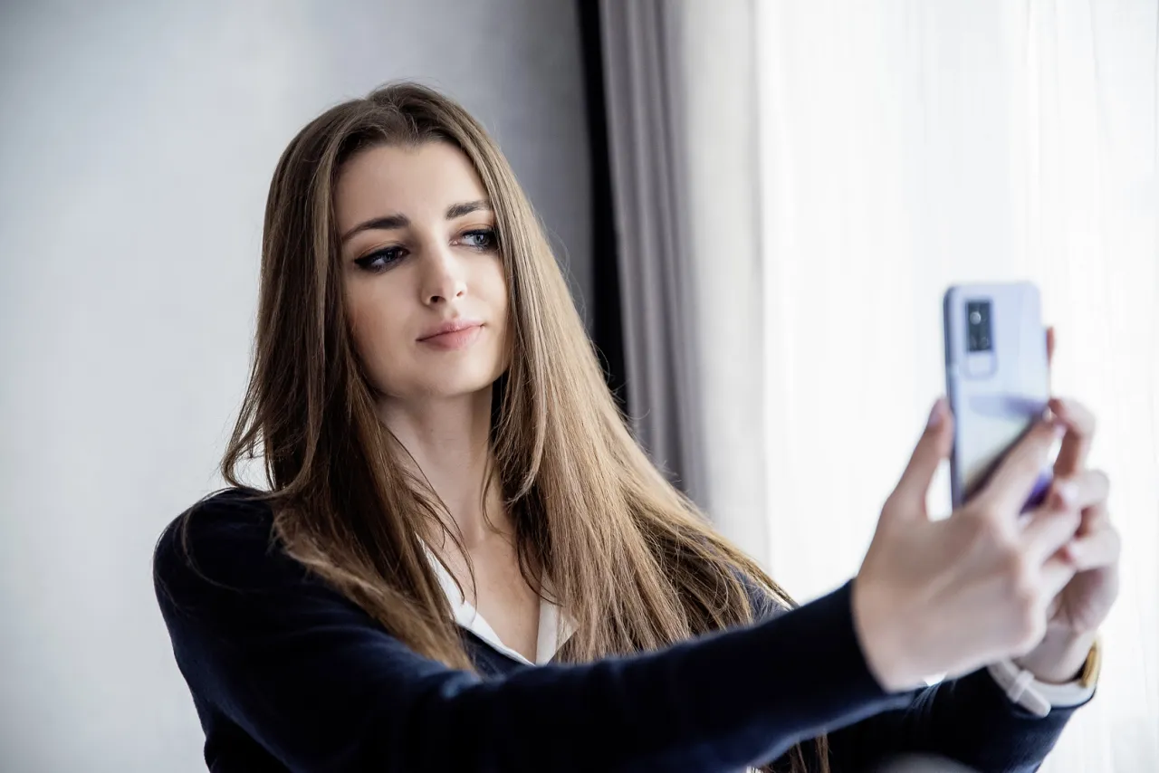 Zdjęcie Jak zrobić zdjęcie do CV w domu, aby wyglądało profesjonalnie